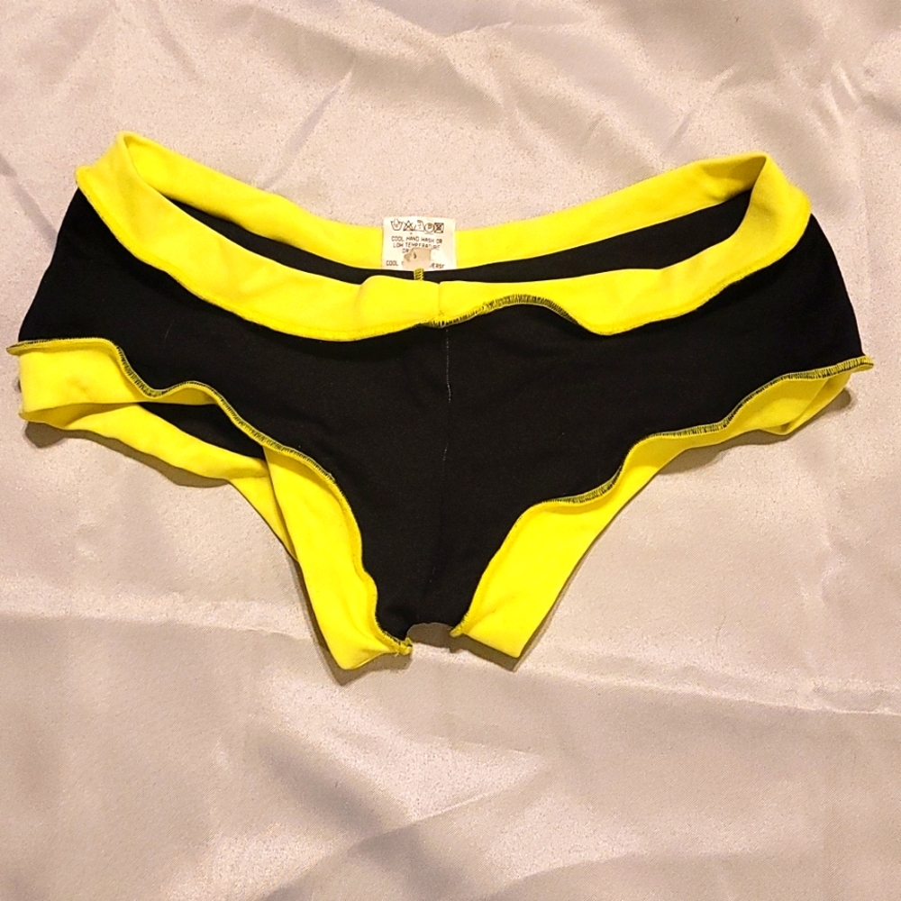 Battery Organic rave clubwear booty shorts size 2 black and yellow